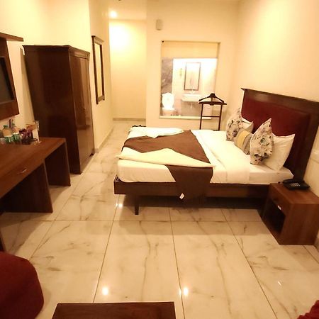 Hotel Vrs Inns Chandigarh Bagian luar foto