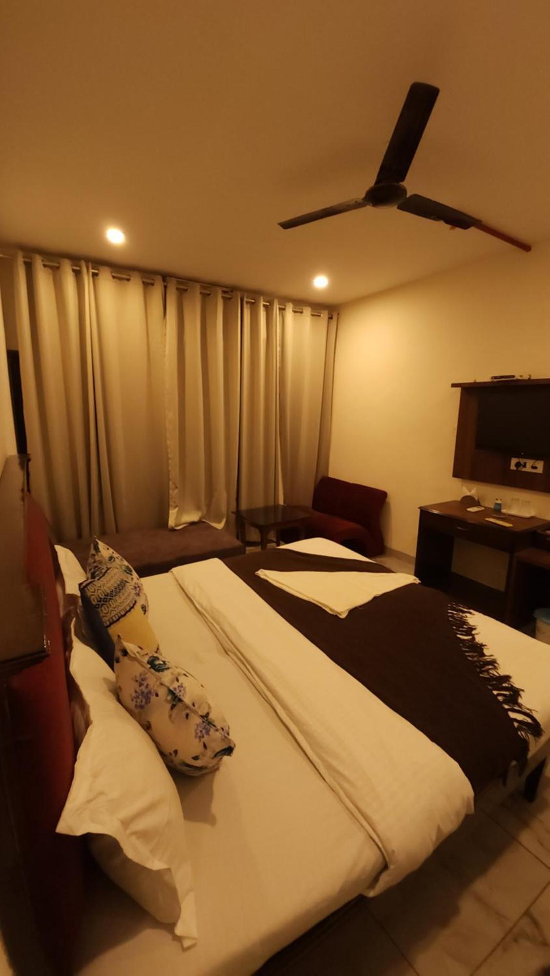 Hotel Vrs Inns Chandigarh Bagian luar foto