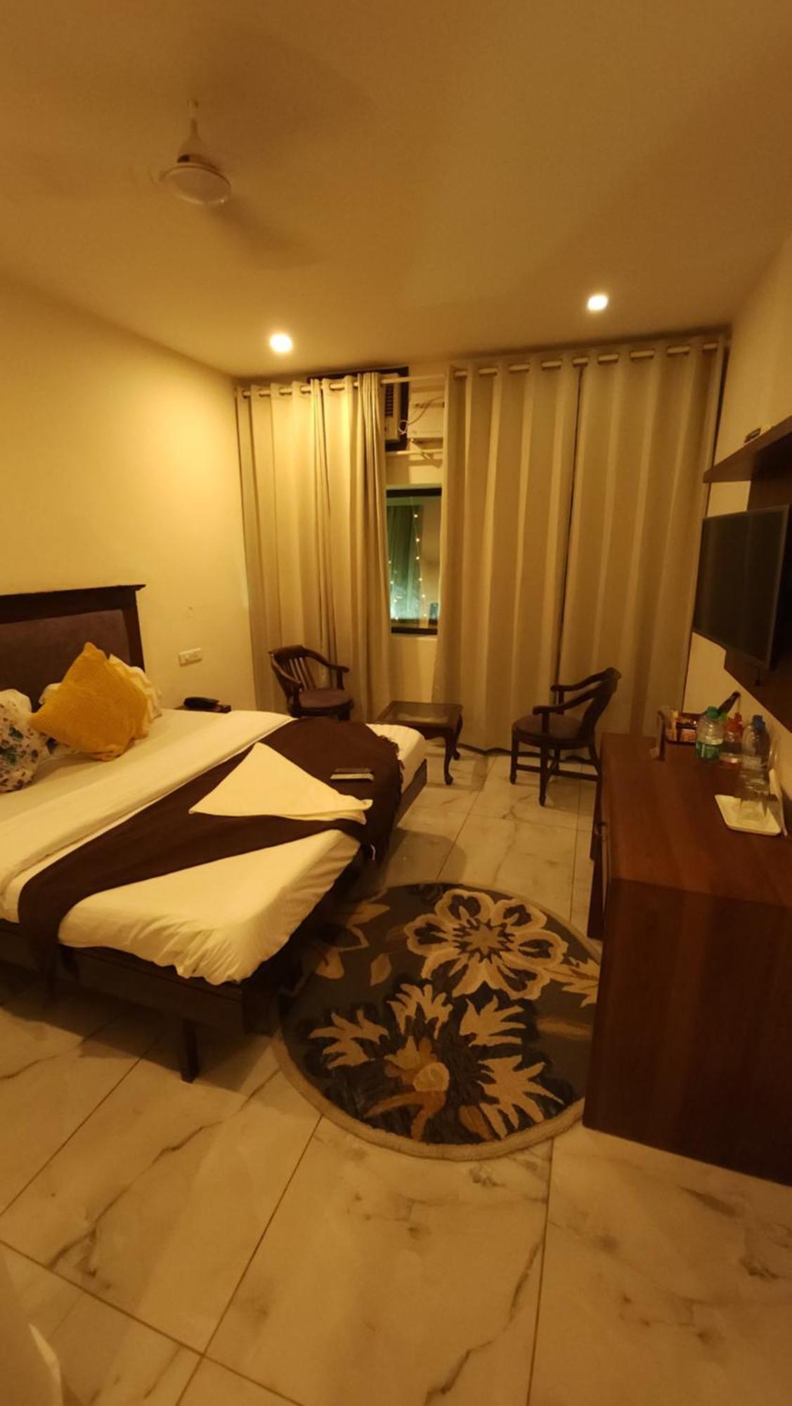 Hotel Vrs Inns Chandigarh Bagian luar foto